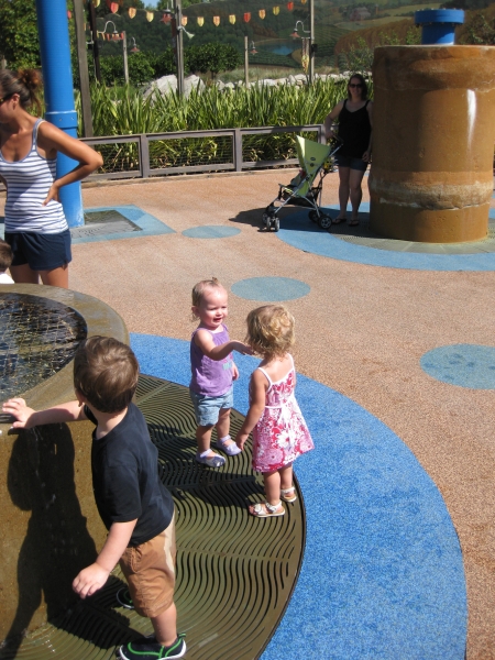 Disneyland 2009 095.JPG - A new friend